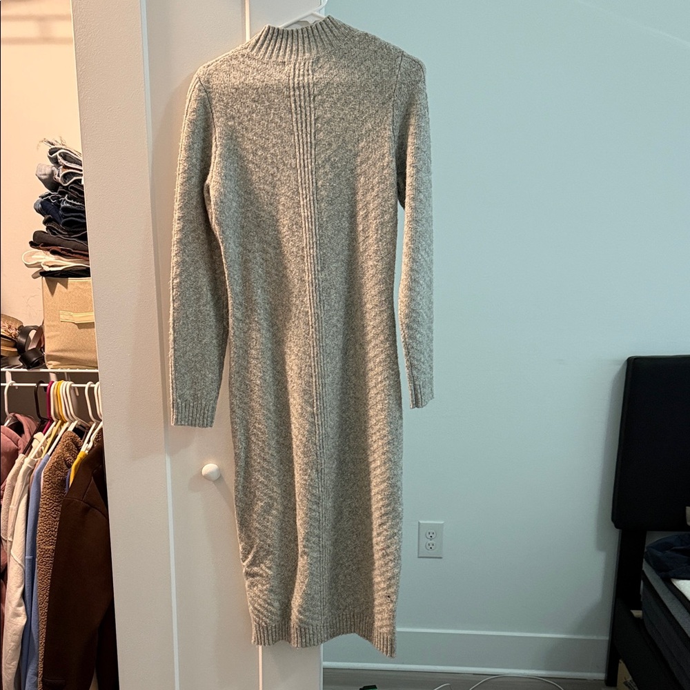 Tahari Light Gray Ribbed Knit Long Sleeve Dress